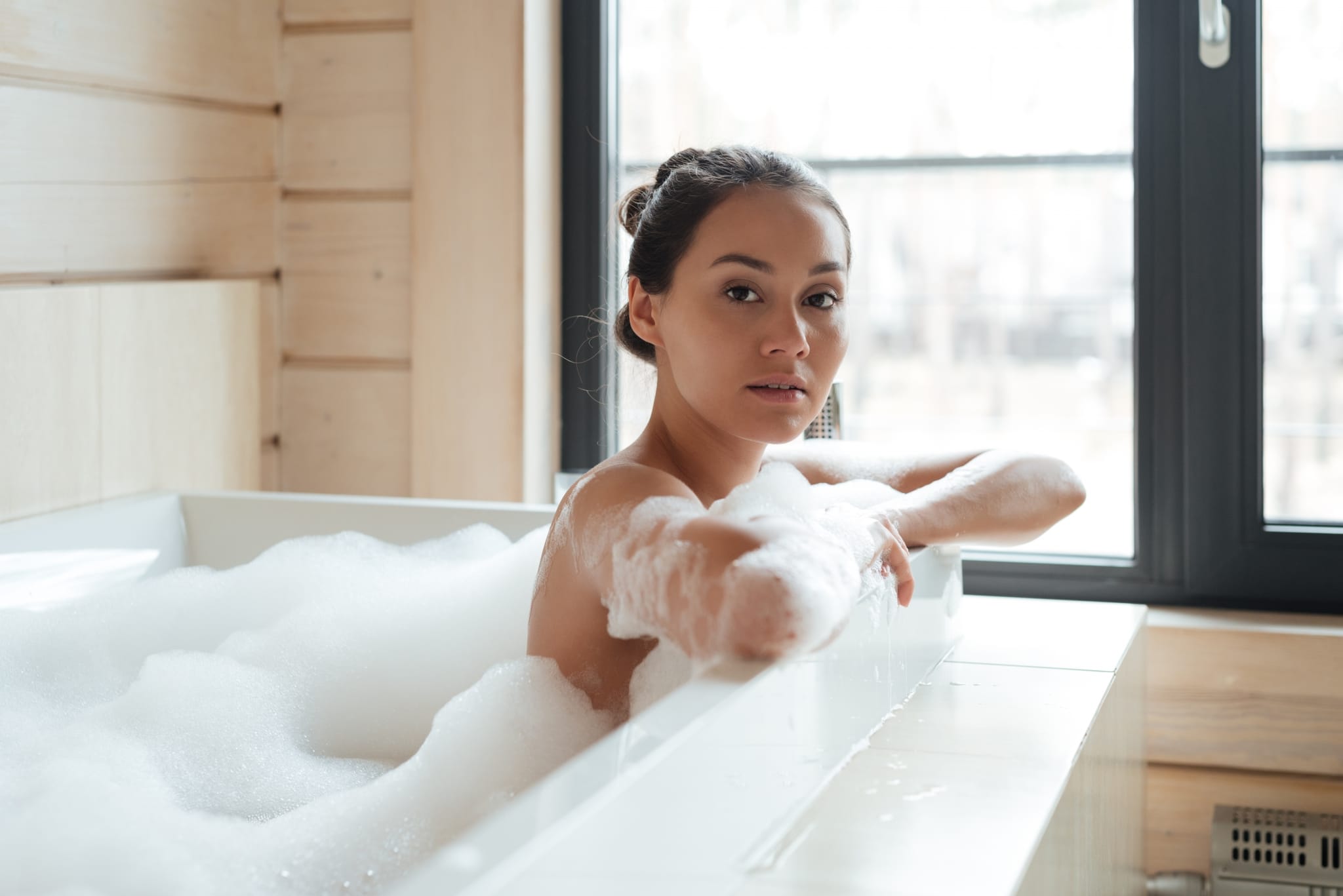 beautiful young woman in bathtub with foam PQQUE37